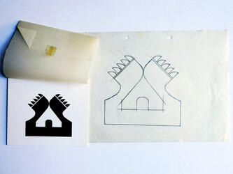Das Signet des Holznagels: Zwei Bärentatzen mit dem Giebel eines Niederdeutschen Hallenhauses in der Mitte. Rechts, auf Pergament, der Originalentwurf von Julius Kraft © IgB Archiv