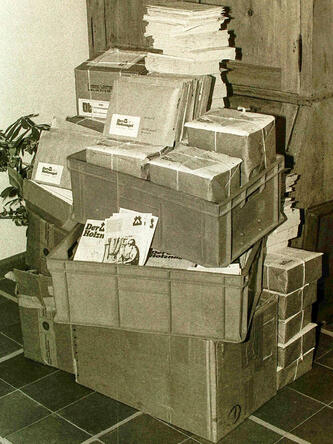Auf dem Flur von „Huus Veertein“ stehen die ehrenamtlich verpackten Holznägel, abholbereit für die Post © IgB-Archiv