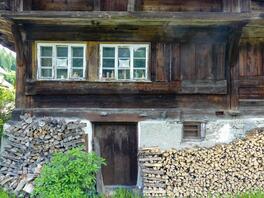 Vom umlaufenden Schild zum auskragenden Trippel