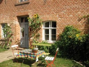 Mecklenburg Vorpommern Grammendorf Gastarbeiterkate mit Naturgarten