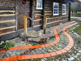 Annemarie-Schulz-Haus, Spreewald, Eingang zum Blockbohlenteil mit zweigeteilter Holztür, © Gerd Rattei