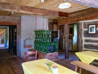 Annemarie-Schulz-Haus, Spreewald, Blockbohlenstube mit Schüsselkachelofen und Wasserblase, © Gerd Rattei