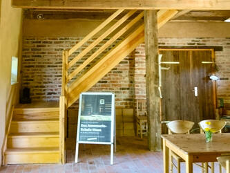 Annemarie-Schulz-Haus, Spreewald, Werkstube mit Holztreppe und Galerie, © Gerd Rattei