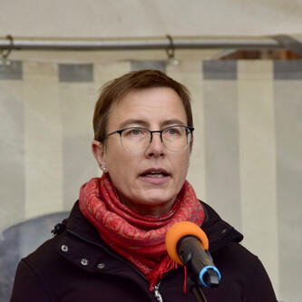 Die Hessische Landeskonservatorin Dr. Verena Jakobi würdigte das Vogelsberger Einhaus als Bauernhaus des Jahres © Karsten Stange, Interessengemeinschaft Bauernhaus