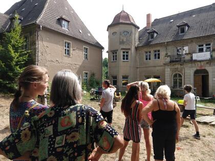 Vor der Preisverleihung hatten die Gäste die Gelegenheit, die Preisträger-Initiative und ihr Projekt bei einer Führung kennenzulernen © Fiona Bunge, Interessengemeinschaft Bauernhaus
