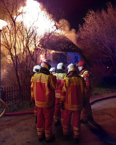 Trotz des Einsatzes der Freiwilligen Feuerwehren aus Ahrenshoop, Wustrow, Dierhargen, Born a. Darß und Prerow war das Haus nicht zu retten © FF Ahrenshoop