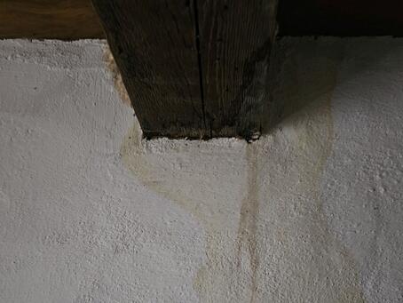 Defekte Dachpfannen - Innenwand - Wassereintritt vom Dach her