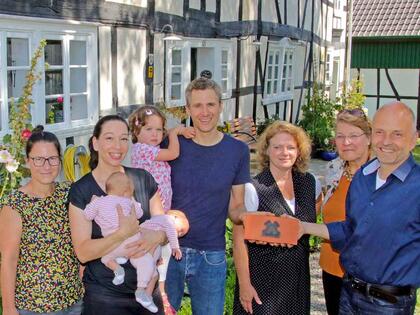 Preisträger und Jurymitglieder in Nümbrecht mit: Dr. Julia Ricker, Sylvia und Michael Hanisch mit ihren drei Töchtern, Caroline Weiss, Dr. Monika Herzog und Hajo Meiborg (v. l. n. r.), © Interessengemeinschaft Bauernhaus