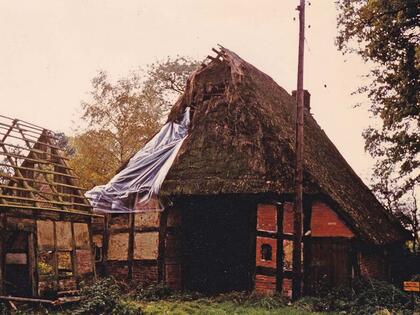 Der Stallgiebel 1975, links Scheune, © Interessengemeinschaft Bauernhaus, Horst Löbert