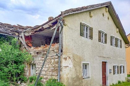 Titting, Landkreis Eichstätt: Bäuerliches Anwesen, Wohnhaus mit Scheune, ab spätem 18. Jh. erbaut. © Eva Martiny