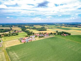 Hauslandschaft im Mindener Land, Teile der Streusiedlung Neuenknick, einem Ortsteil von Petershagen; Blick nach Nordost. © Dietmar Meier