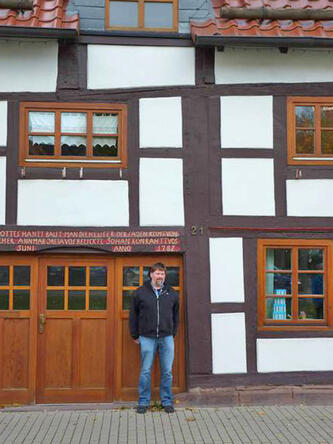 Carlo Böker vor seinem Geburtshaus, KS Oberweser © Interessengemeinschaft Bauernhaus